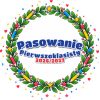 Wzór: Przypinka Pasowanie Pierwszoklasisty z Rokiem Szkolnym Wianek Laurowy – napis Pasowanie Pierwszoklasisty i pole rok szkolny