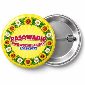 Przypinka Pasowanie Pierwszoklasisty z Rokiem Szkolnym Wianek Słoneczników: przypinka na pasowanie pierwszoklasisty z napisem Pasowanie Pierwszoklasisty oraz polem rok szkolny (np. 2026/2027) – przód i aluminiowy tył z agrafką