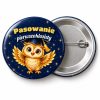 Przypinka Pasowanie Pierwszoklasisty Złota Sowa: przypinka na pasowanie pierwszoklasisty z napisem Pasowanie pierwszoklasisty – przód i aluminiowy tył z agrafką