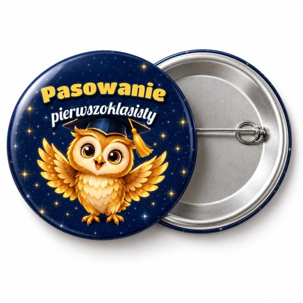 Przypinka Pasowanie Pierwszoklasisty Złota Sowa: przypinka na pasowanie pierwszoklasisty z napisem Pasowanie pierwszoklasisty – przód i aluminiowy tył z agrafką
