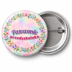Przypinka Pasowanie Przedszkolaka Wianek Pastelowych Kwiatów: przypinka na pasowanie na przedszkolaka z napisem Pasowanie przedszkolaka – przód i aluminiowy tył z agrafką