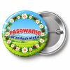 Przypinka Pasowanie Przedszkolaka Wianek ze Stokrotek: przypinka na pasowanie na przedszkolaka z napisem Pasowanie przedszkolaka – przód i aluminiowy tył z agrafką