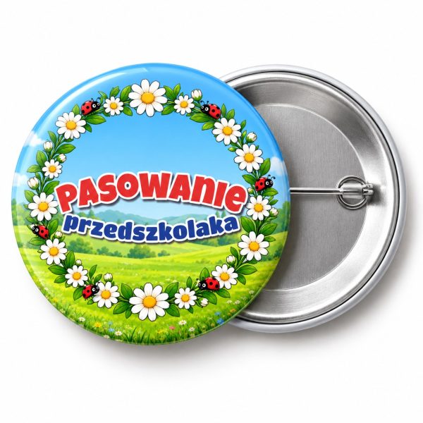 Przypinka Pasowanie Przedszkolaka Wianek ze Stokrotek: przypinka na pasowanie na przedszkolaka z napisem Pasowanie przedszkolaka – przód i aluminiowy tył z agrafką
