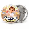 Przypinka Pasowany na Ucznia Chłopiec z Dyplomem: przypinka na pasowanie pierwszoklasisty z napisem Pasowany na ucznia! – przód i aluminiowy tył z agrafką
