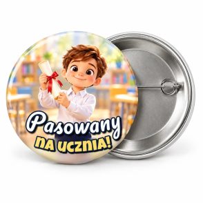 Przypinka Pasowany na Ucznia Chłopiec z Dyplomem: przypinka na pasowanie pierwszoklasisty z napisem Pasowany na ucznia! – przód i aluminiowy tył z agrafką