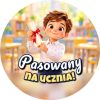 Wzór: Przypinka Pasowany na Ucznia Chłopiec z Dyplomem – grafika z napisem Pasowany na ucznia!