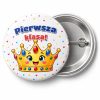 Przypinka Pierwsza Klasa Korona: przypinka na pasowanie pierwszoklasisty z napisem Pierwsza klasa! – przód i aluminiowy tył z agrafką