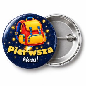 Przypinka Pierwsza Klasa Kosmiczny Plecak: przypinka na pasowanie pierwszoklasisty z napisem Pierwsza klasa! – przód i aluminiowy tył z agrafką