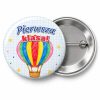 Przypinka Pierwsza Klasa Kredkowy Balon: przypinka na pasowanie pierwszoklasisty z napisem Pierwsza klasa! – przód i aluminiowy tył z agrafką