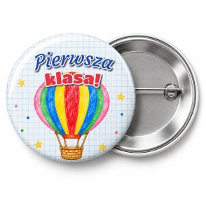 Przypinka Pierwsza Klasa Kredkowy Balon: przypinka na pasowanie pierwszoklasisty z napisem Pierwsza klasa! – przód i aluminiowy tył z agrafką
