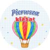 Wzór: Przypinka Pierwsza Klasa Kredkowy Balon – grafika z napisem Pierwsza klasa!