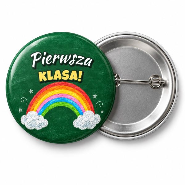 Przypinka Pierwsza Klasa Kredowa Tęcza: przypinka na pasowanie pierwszoklasisty z napisem Pierwsza klasa! – przód i aluminiowy tył z agrafką