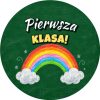 Wzór: Przypinka Pierwsza Klasa Kredowa Tęcza – grafika z napisem Pierwsza klasa!