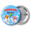Przypinka Pierwsza Klasa Latawce: przypinka na pasowanie pierwszoklasisty z napisem Pierwsza klasa! – przód i aluminiowy tył z agrafką