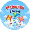 Wzór: Przypinka Pierwsza Klasa Latawce – grafika z napisem Pierwsza klasa!