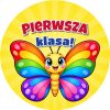 Wzór: Przypinka Pierwsza Klasa Motylek – grafika z napisem Pierwsza klasa!