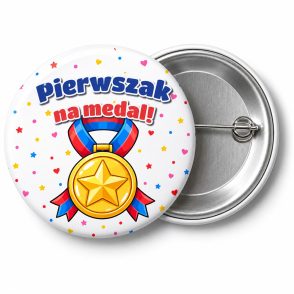 Przypinka Pierwszak na Medal Złoty Medal: przypinka na pasowanie pierwszoklasisty z napisem Pierwszak na medal! – przód i aluminiowy tył z agrafką
