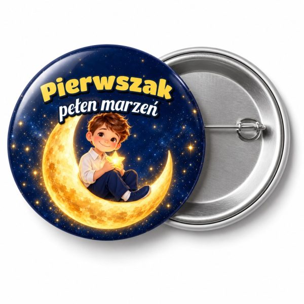 Przypinka Pierwszak Pełen Marzeń Chłopiec na Księżycu: przypinka na pasowanie pierwszoklasisty z napisem Pierwszak pełen marzeń – przód i aluminiowy tył z agrafką