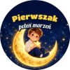 Wzór: Przypinka Pierwszak Pełen Marzeń Chłopiec na Księżycu – grafika z napisem Pierwszak pełen marzeń