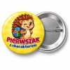Przypinka Pierwszak z Charakterem Jeżyk: przypinka na pasowanie pierwszoklasisty z napisem Pierwszak z charakterem – przód i aluminiowy tył z agrafką