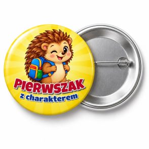 Przypinka Pierwszak z Charakterem Jeżyk: przypinka na pasowanie pierwszoklasisty z napisem Pierwszak z charakterem – przód i aluminiowy tył z agrafką