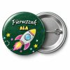 Przypinka Pierwszak z Imieniem Kredowa Rakieta: przypinka na pasowanie pierwszoklasisty z napisem Pierwszak oraz polem imię (np. Ala) – przód i aluminiowy tył z agrafką