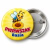 Przypinka Pierwszak z Imieniem Pszczółka: przypinka na pasowanie pierwszoklasisty z napisem Pierwszak oraz polem imię (np. Basia) – przód i aluminiowy tył z agrafką