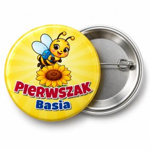 Przypinka Pierwszak z Imieniem Pszczółka: przypinka na pasowanie pierwszoklasisty z napisem Pierwszak oraz polem imię (np. Basia) – przód i aluminiowy tył z agrafką