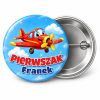 Przypinka Pierwszak z Imieniem Samolot: przypinka na pasowanie pierwszoklasisty z napisem Pierwszak oraz polem imię (np. Franek) – przód i aluminiowy tył z agrafką