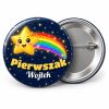 Przypinka Pierwszak z Imieniem Spadająca Gwiazda: przypinka na pasowanie pierwszoklasisty z napisem Pierwszak oraz polem imię (np. Wojtek) – przód i aluminiowy tył z agrafką