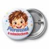 Przypinka Pierwszak z Uśmiechem Kredkowa Buzia: przypinka na pasowanie pierwszoklasisty z napisem Pierwszak z uśmiechem – przód i aluminiowy tył z agrafką