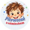 Wzór: Przypinka Pierwszak z Uśmiechem Kredkowa Buzia – grafika z napisem Pierwszak z uśmiechem