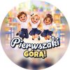 Wzór: Przypinka Pierwszaki Górą Skaczące Dzieci – grafika z napisem Pierwszaki górą!