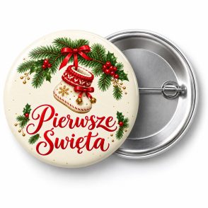 Przypinka Pierwsze Święta Bucik: przypinka na Boże Narodzenie z napisem Pierwsze Święta – przód i aluminiowy tył z agrafką