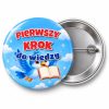 Przypinka Pierwszy Krok do Wiedzy Ptaszek z Książką: przypinka na pasowanie pierwszoklasisty z napisem Pierwszy krok do wiedzy – przód i aluminiowy tył z agrafką