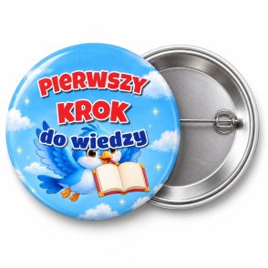 Przypinka Pierwszy Krok do Wiedzy Ptaszek z Książką: przypinka na pasowanie pierwszoklasisty z napisem Pierwszy krok do wiedzy – przód i aluminiowy tył z agrafką