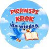 Wzór: Przypinka Pierwszy Krok do Wiedzy Ptaszek z Książką – grafika z napisem Pierwszy krok do wiedzy