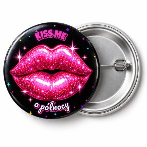 Przypinka Pocałunek o Północy Emblemat: przypinka na Sylwestra z napisem KISS ME oraz polem dopisek (np. o północy) – przód i aluminiowy tył z agrafką