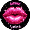 Wzór: Przypinka Pocałunek o Północy Emblemat – napis KISS ME i pole dopisek na sylwestrowej grafice
