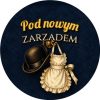 Wzór: Przypinka Pod Nowym Zarządem Melonik i Fartuch – grafika z napisem Pod nowym zarządem