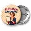 Przypinka Pod Nowym Zarządem Pin-up Szefowa: przypinka na wieczór kawalerski z napisem Pod nowym zarządem – przód i aluminiowy tył z agrafką