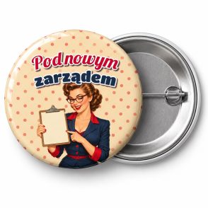 Przypinka Pod Nowym Zarządem Pin-up Szefowa: przypinka na wieczór kawalerski z napisem Pod nowym zarządem – przód i aluminiowy tył z agrafką