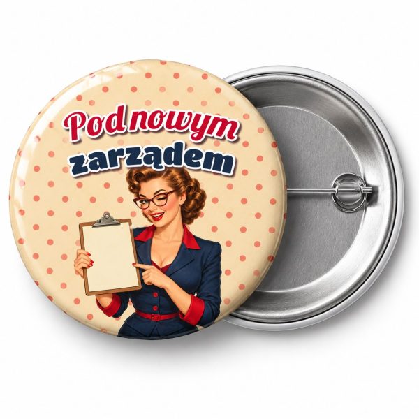 Przypinka Pod Nowym Zarządem Pin-up Szefowa: przypinka na wieczór kawalerski z napisem Pod nowym zarządem – przód i aluminiowy tył z agrafką