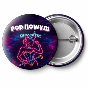 Przypinka Pod Nowym Zarządem Tancerka z Laską: przypinka na wieczór kawalerski z napisem Pod nowym zarządem – przód i aluminiowy tył z agrafką