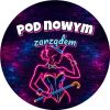 Wzór: Przypinka Pod Nowym Zarządem Tancerka z Laską – grafika z napisem Pod nowym zarządem