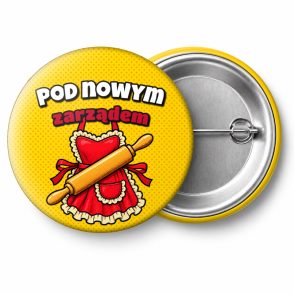 Przypinka Pod Nowym Zarządem Wałek i Fartuch: przypinka na wieczór kawalerski z napisem Pod nowym zarządem – przód i aluminiowy tył z agrafką