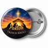 Przypinka Pokłon Trzech Króli: przypinka na Orszak Trzech Króli z napisem Pokłon Trzech Króli – przód i aluminiowy tył z agrafką