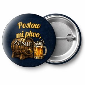 Przypinka Postaw Mi Piwo Beczka z Kranem: przypinka na wieczór kawalerski z napisem Postaw mi piwo, żenię się! – przód i aluminiowy tył z agrafką