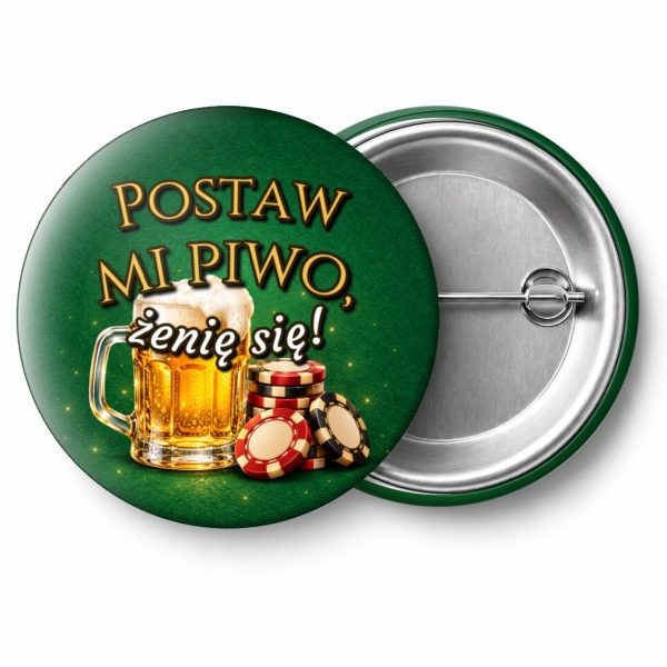 Przypinka Postaw Mi Piwo Kufel przy Żetonach: przypinka na wieczór kawalerski z napisem Postaw mi piwo, żenię się! – przód i aluminiowy tył z agrafką