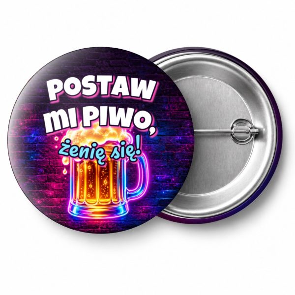 Przypinka Postaw Mi Piwo Neonowy Kufel z Pianą: przypinka na wieczór kawalerski z napisem Postaw mi piwo, żenię się! – przód i aluminiowy tył z agrafką